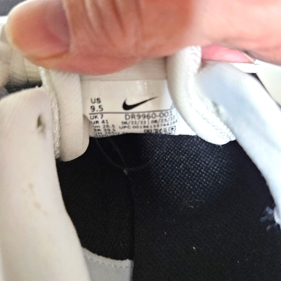 Nike running shoes. Black and White, Size 9.5 - Picture 7 of 7